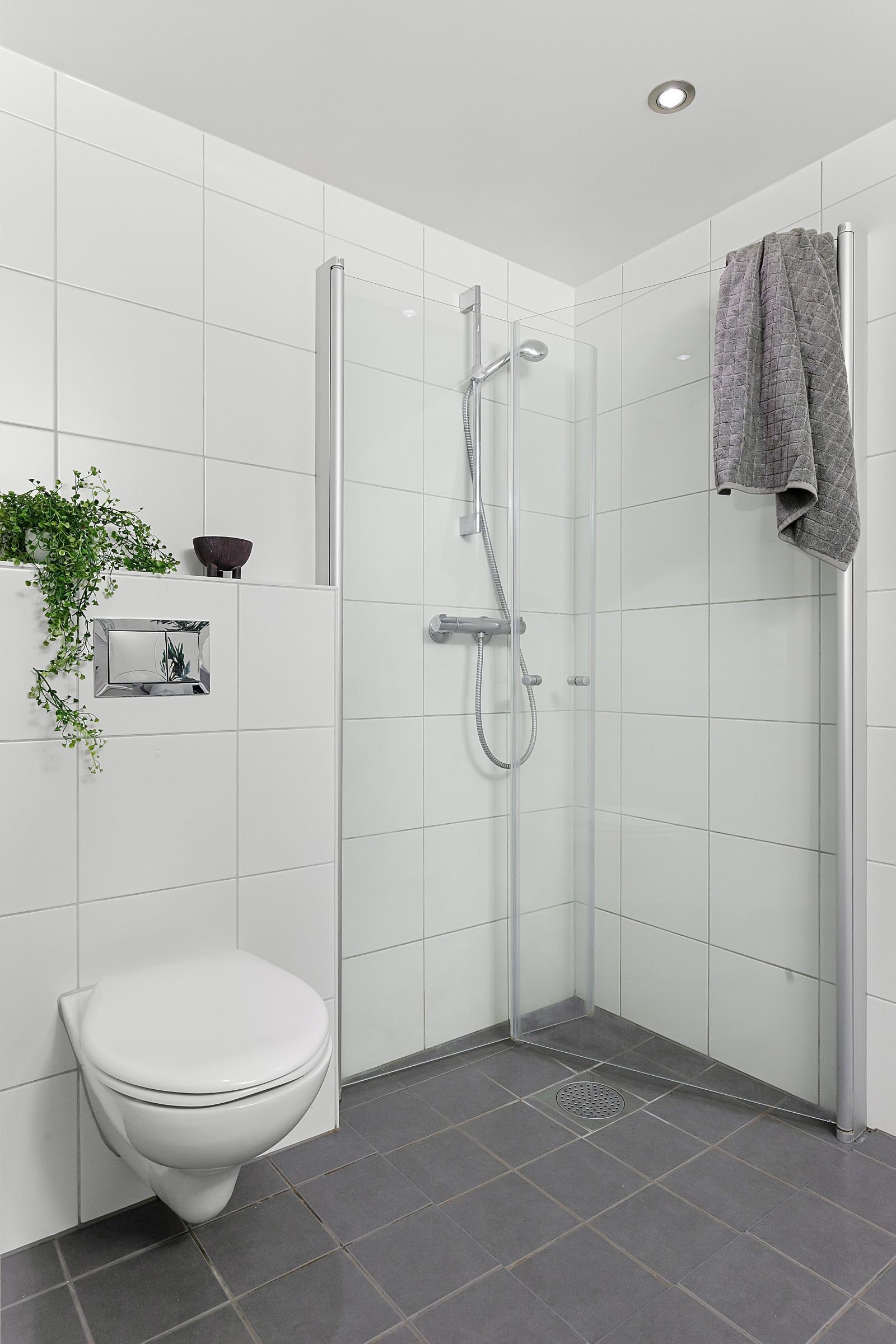 Badet er moderne med vegghengt toalett og dusjvegger. Galleribilde