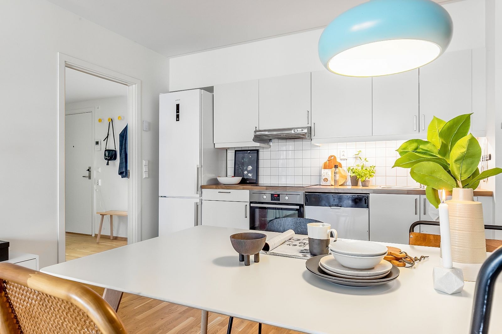 Kjøkkenet er utstyrt med steketopp, komfyr og kjøleskap med fryserdel. Galleribilde