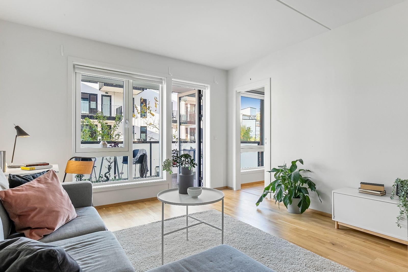 Stue holder høy standard, har lysmalte vegger og parkett på gulv. Galleribilde