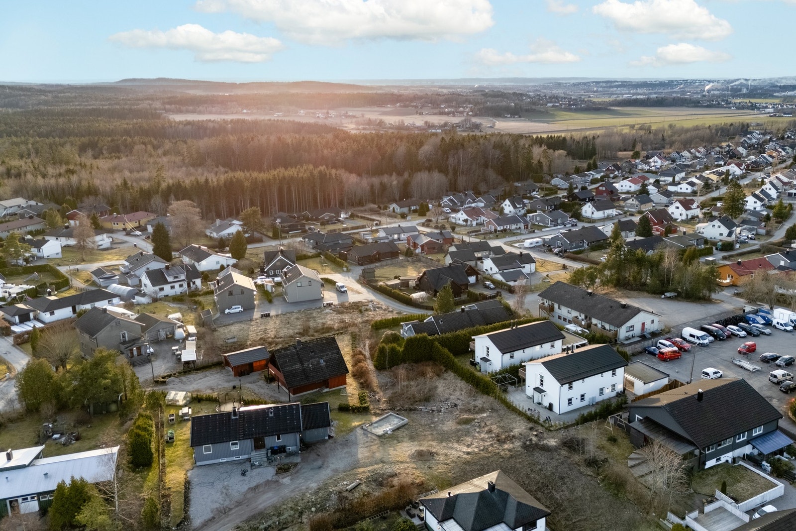 Kort vei til idrettshall, fotballøkke og flotte turområder. Galleribilde
