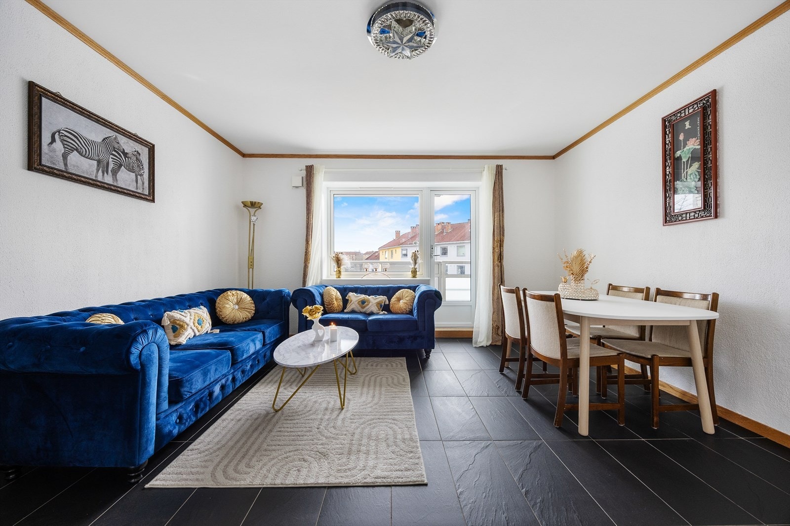 I rommet er det godt med plass til både sittegruppe og sofagruppe. Galleribilde