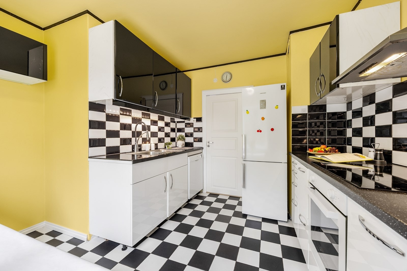 Praktisk og lys separat kjøkken. Galleribilde