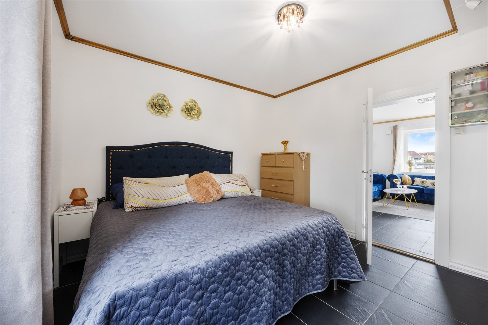 Romslig hovedsoverom med plass til dobbeltseng og stort garderobeskap for oppbevaring. Galleribilde