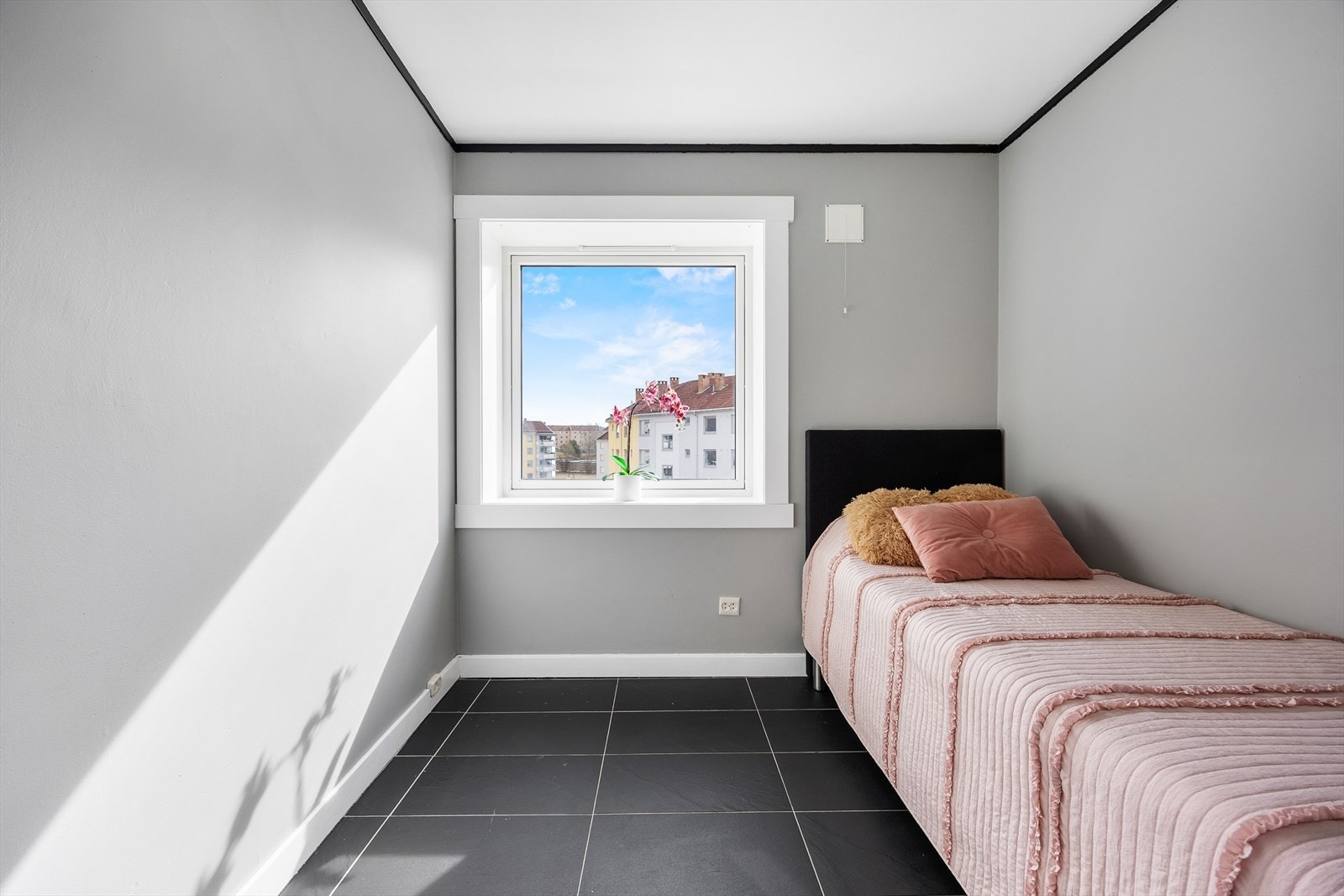 Soverom 2 er av god størrelse og egner seg godt som barnerom, gjesterom eller kontor. Alt etter ønske og behov. Galleribilde