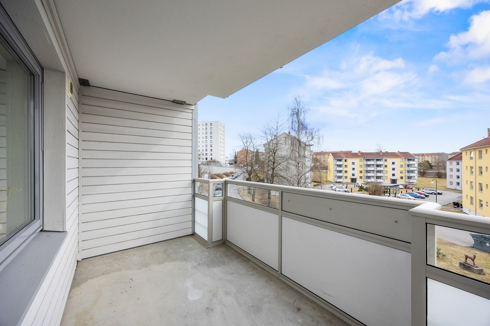 Balkongen kan enkelt innredes til en koselig sittegruppe med utemøbler. Galleribilde