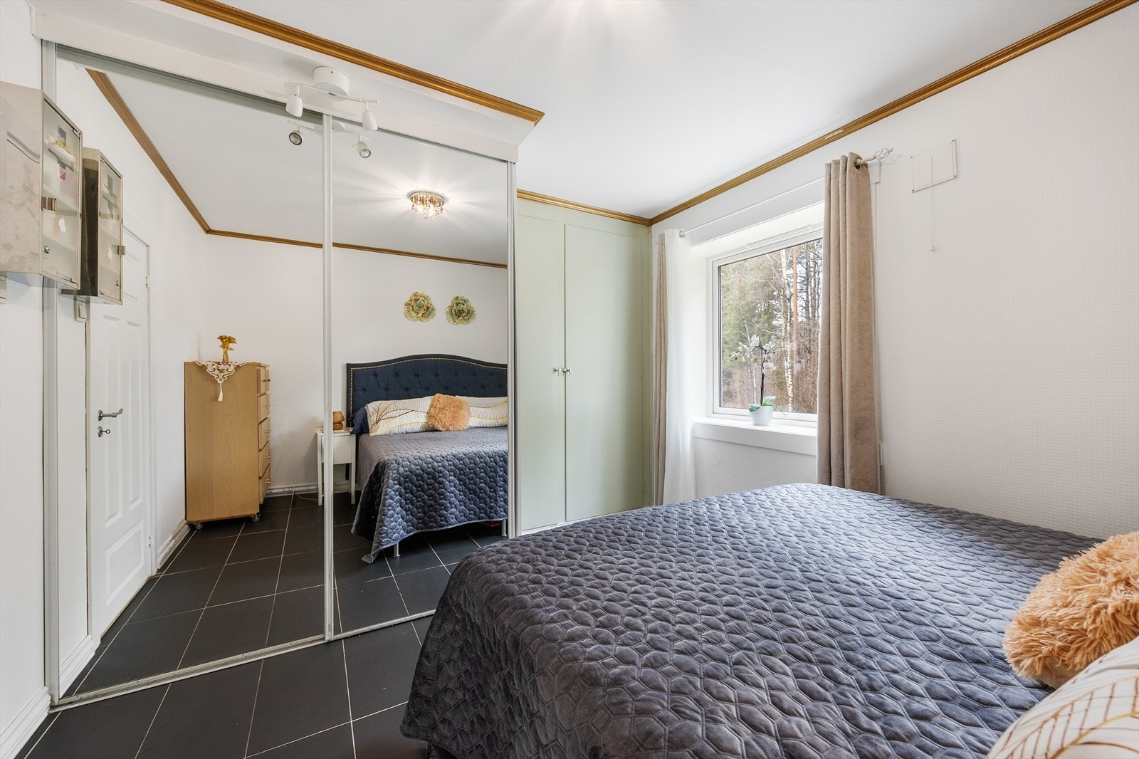 Det er utstyrt med skyvedørsgarderobe med speil. Galleribilde