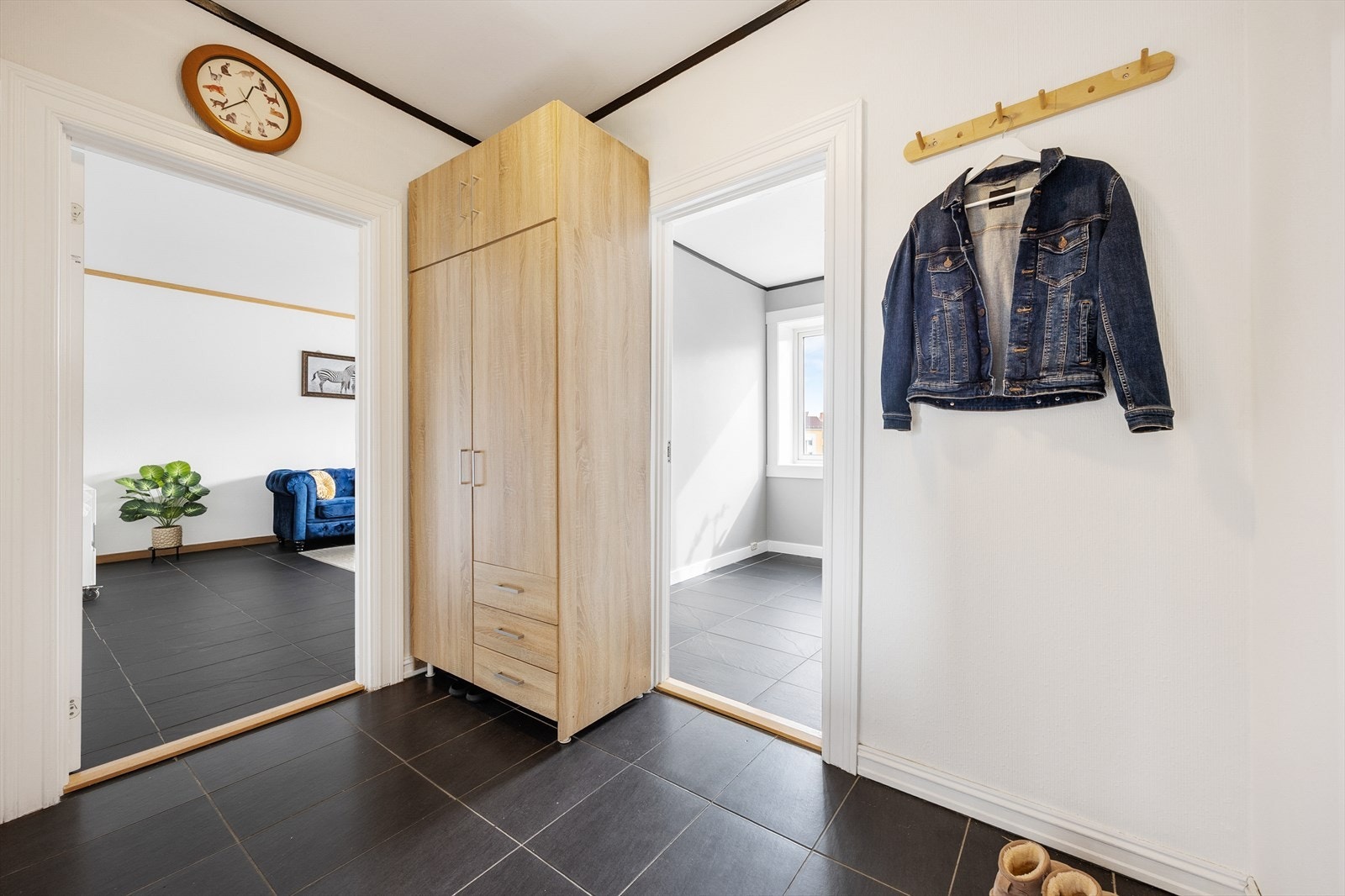 Romslig entré med god plass til garderobeskap og knagger. Her kan du enkelt henge i fra deg.
Det er dørcalling på veggen. Galleribilde