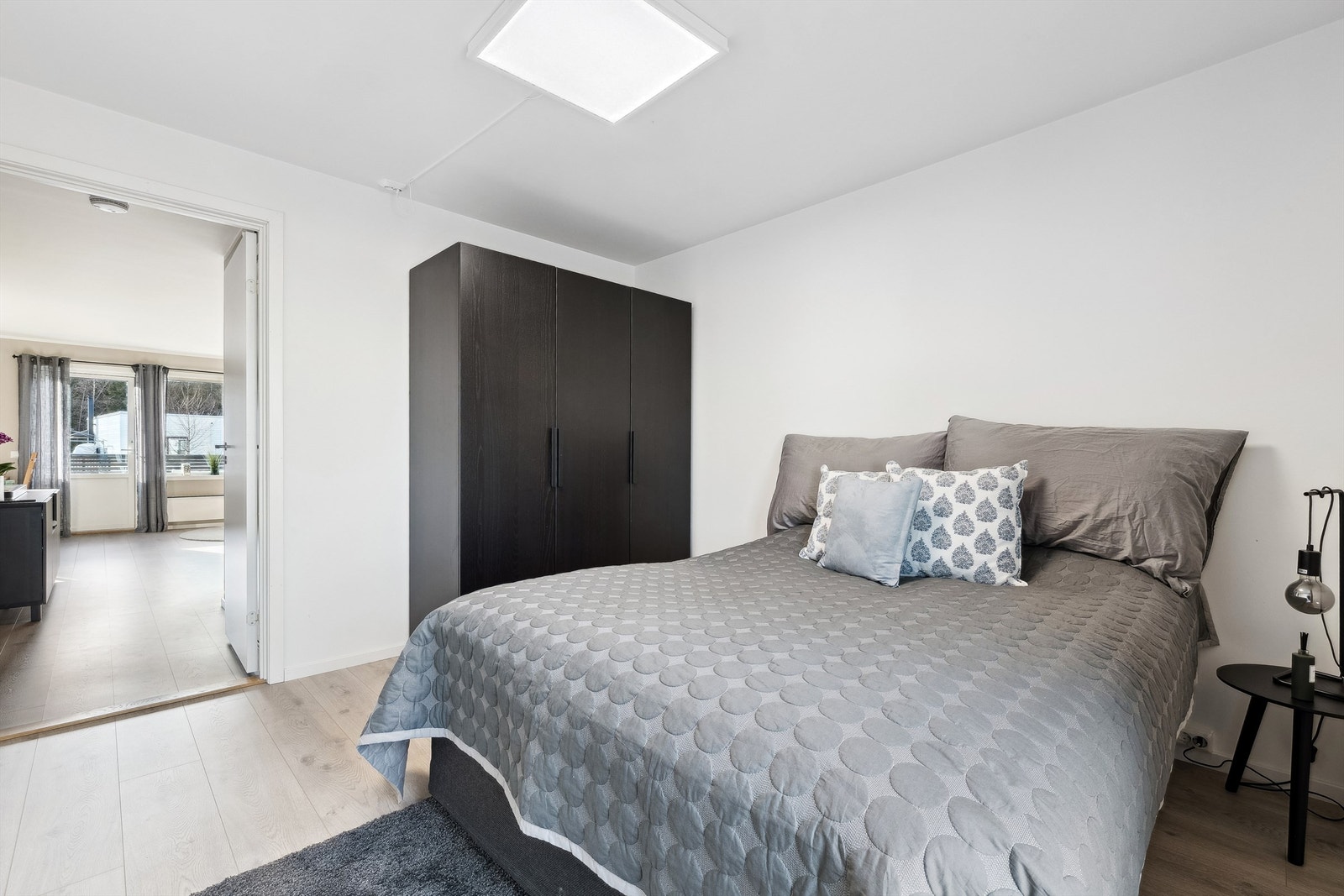 Hovedsoverom med god plass for dobbeltseng og garderobeskap Galleribilde