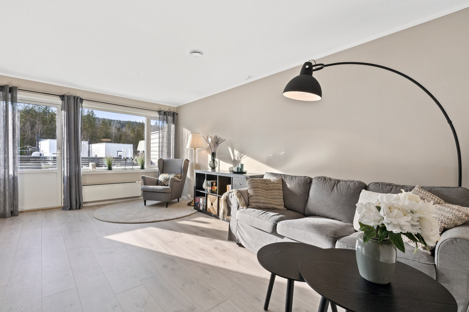 Stuen er malt i tidsriktige og moderne fargevalg som byr på et innbydende inntrykk Galleribilde