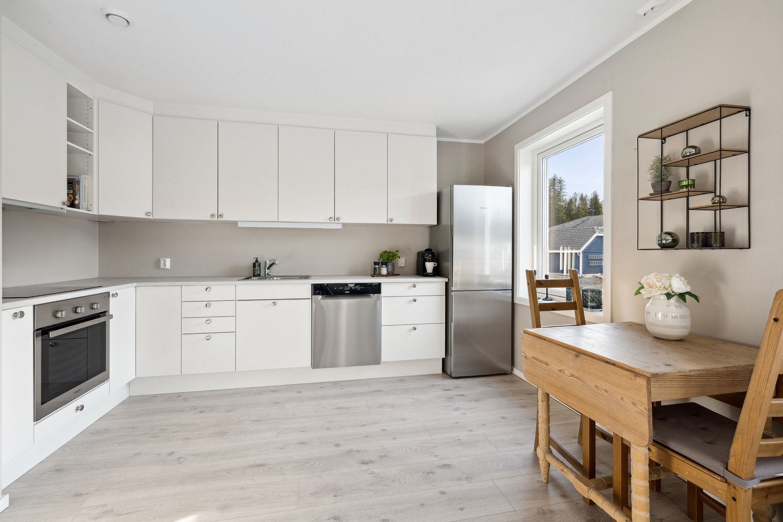 Det er innebygget stekeovn og oppvaskmaskin samt frittstående kjøleskap med fryser Galleribilde