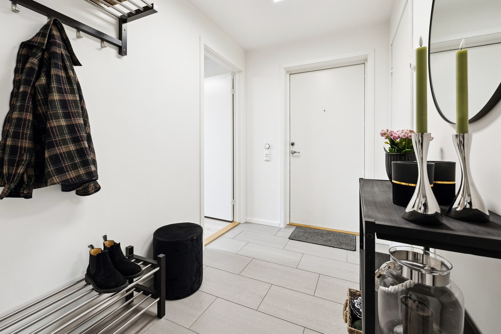 Lys entré med flislagte gulv med varme Galleribilde