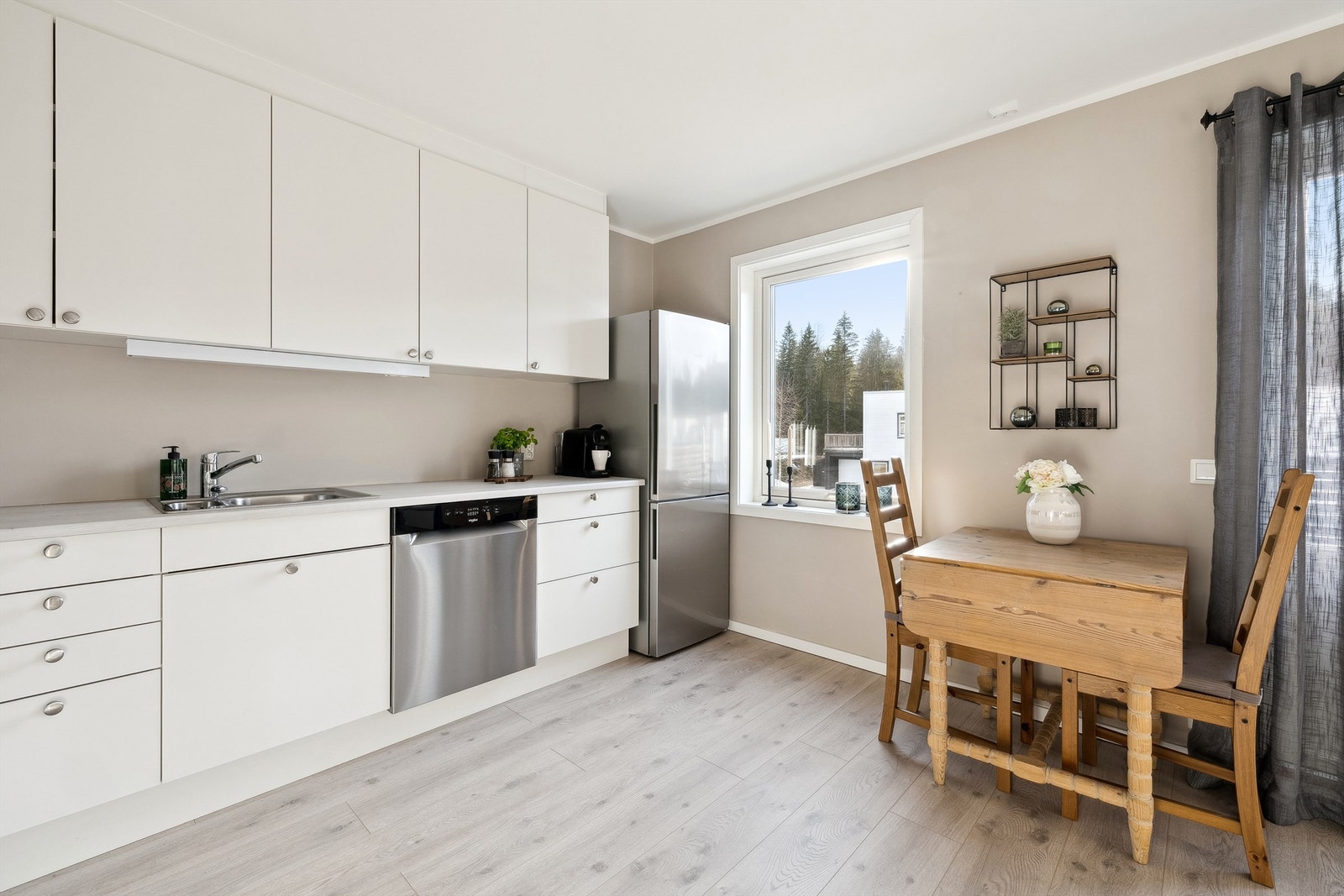 Plass for spisegruppe i tilknytning til kjøkkenet Galleribilde