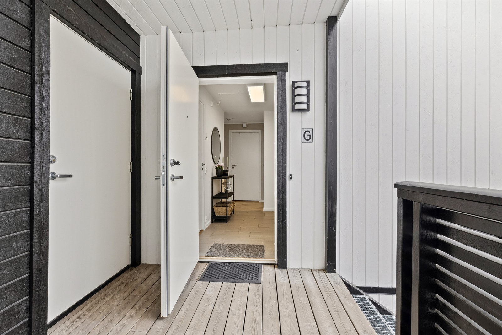 Inngangsparti med adkomst til boligen og til utvendig bod på ca. 7 kvm Galleribilde