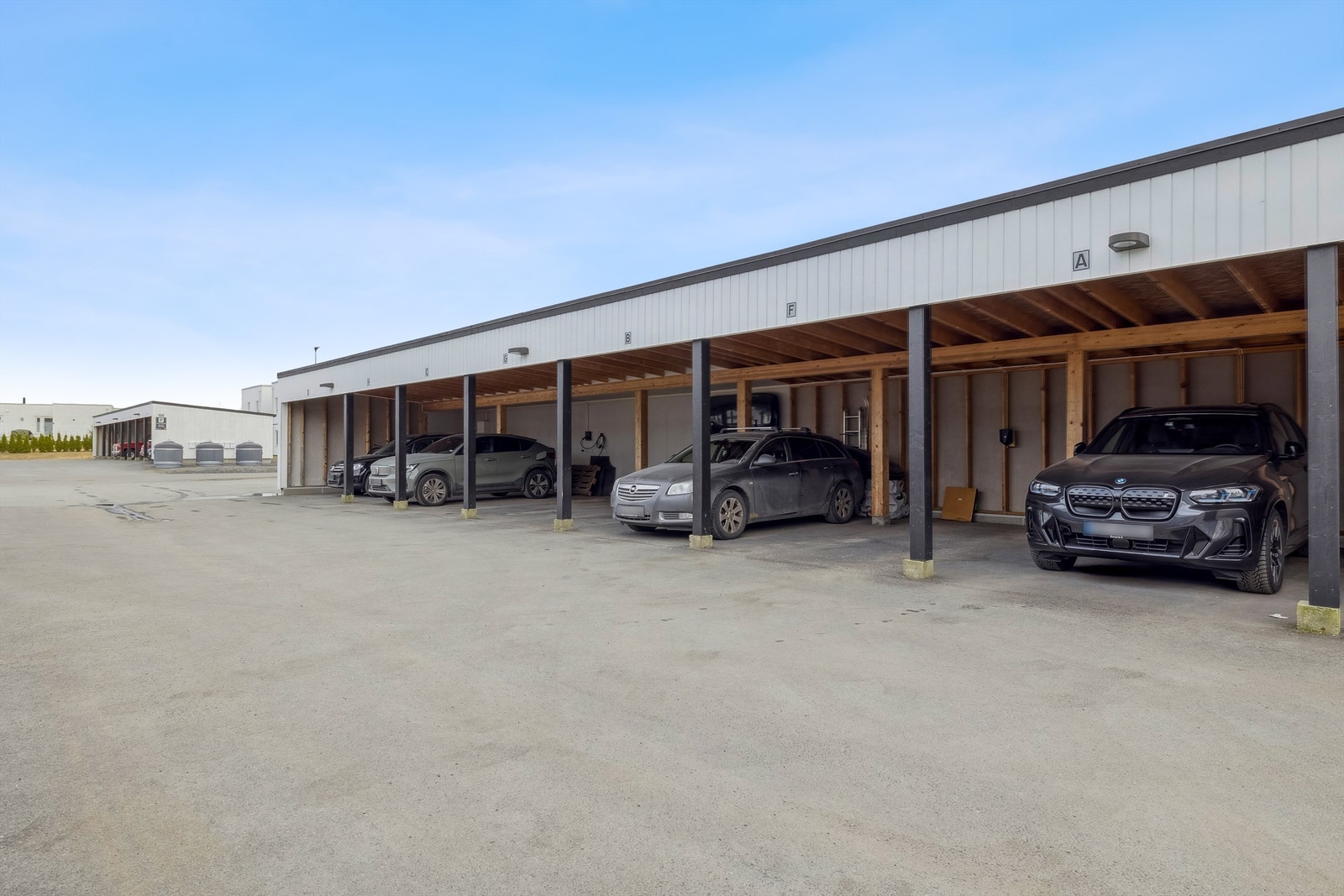 Leiligheten disponerer 1 parkeringsplass i felles carportrekke Galleribilde