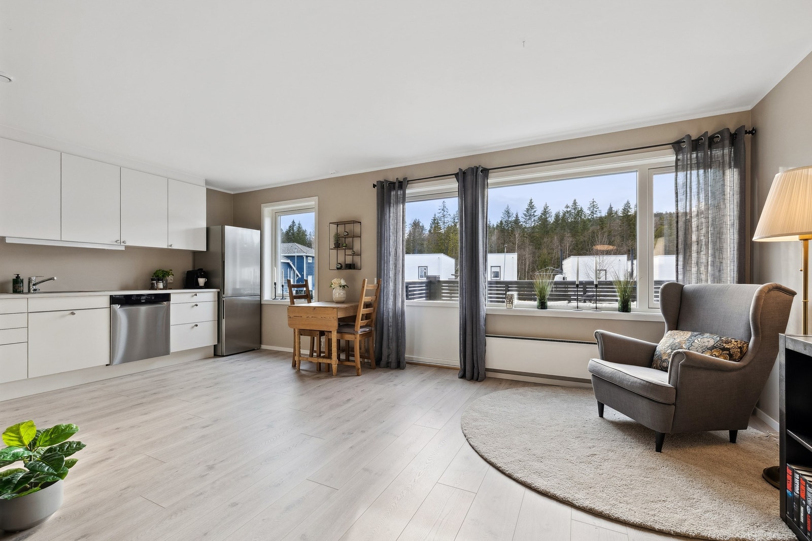 Utgang til flott veranda på ca. 7 kvm som blir en naturlig forlengelse av boligen på sommertid. Galleribilde