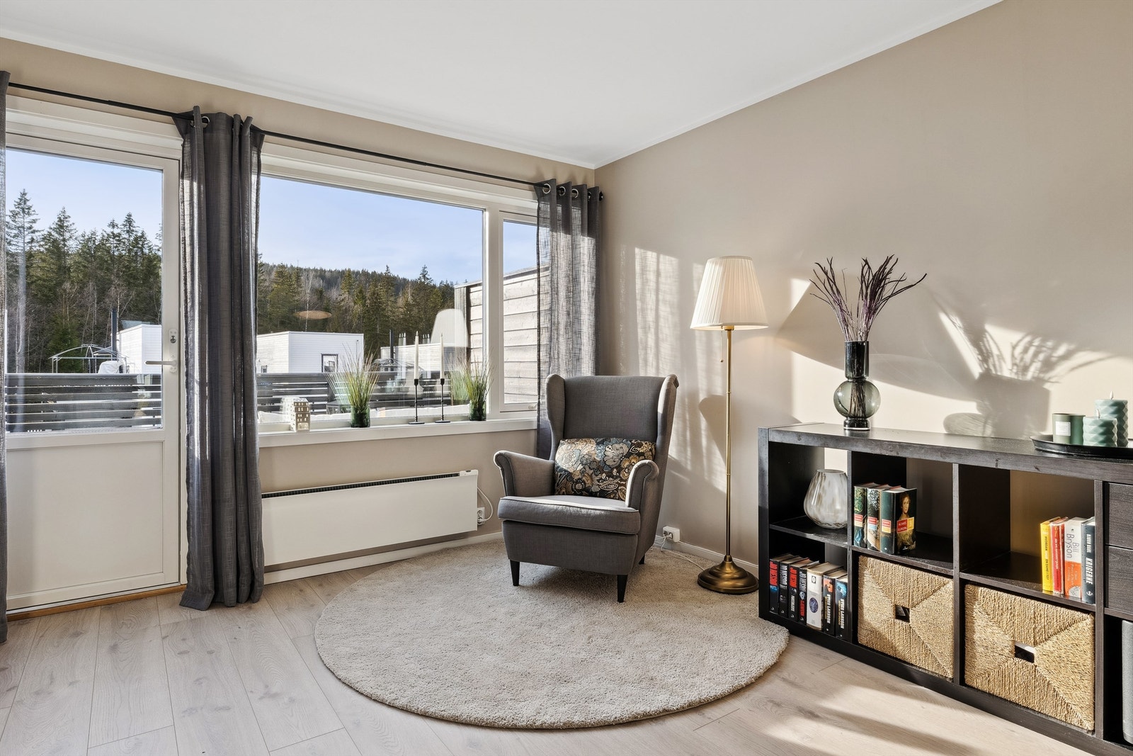 Tiltalende stue med store vindusflater som slipper inn rikelig med naturlig lys Galleribilde