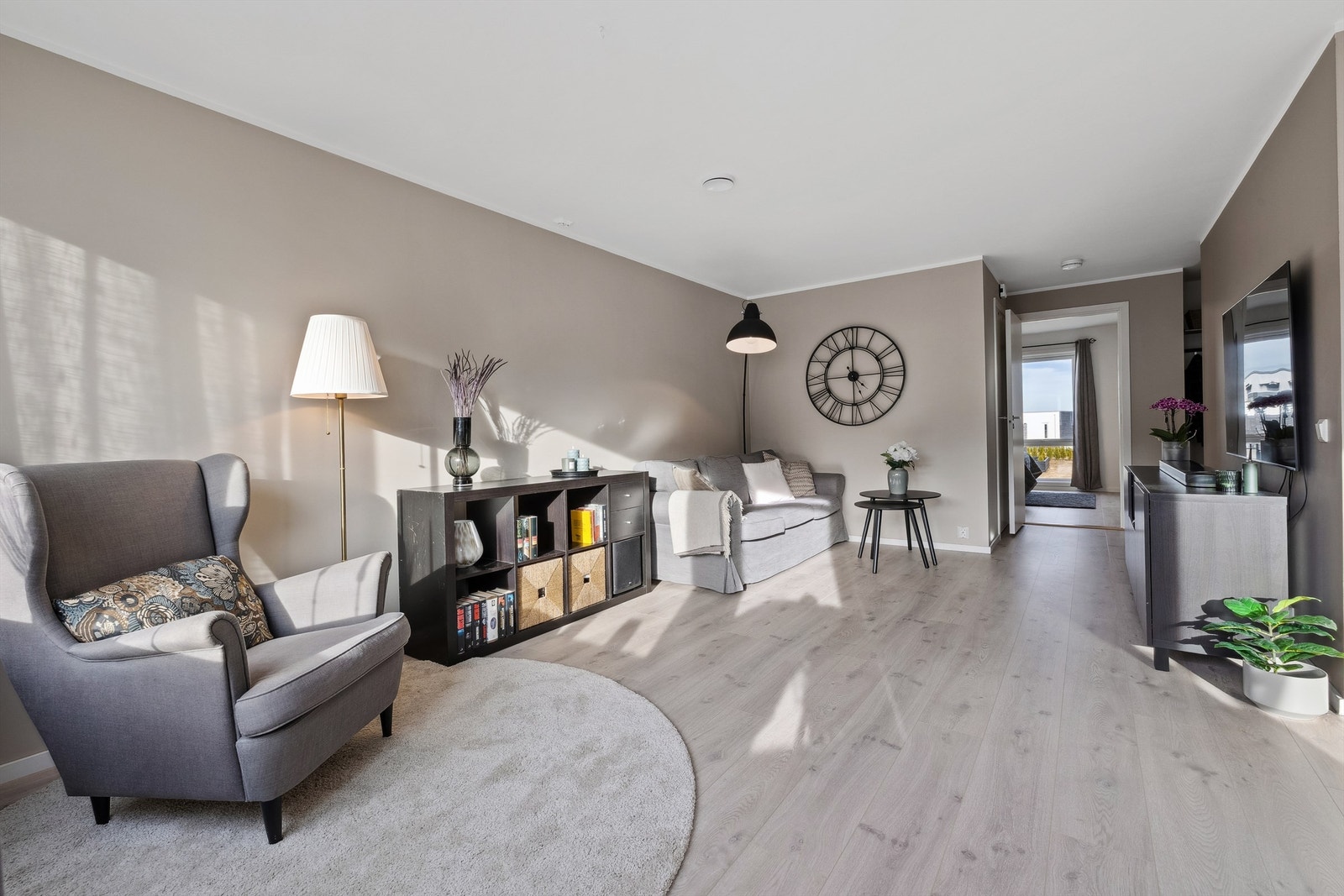 God plass for sofa-løsning, spisegruppe og øvrig møvlement Galleribilde