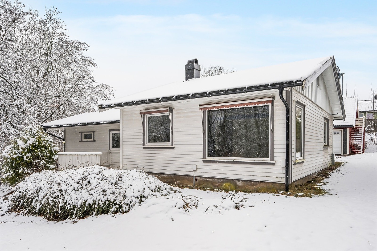 Her ser vi fasaden mot syd og litt av garasjen til høyre inkludert trappen opp til innredet loftsetasje Galleribilde