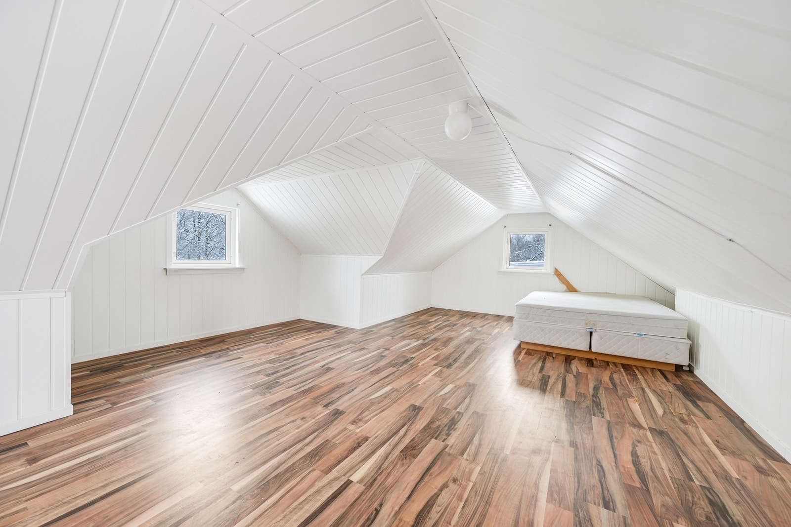 Over garasjen og via utvendig trapp til TV-stue, hjemmekontor e.l. Dog ikke godkjent som soverom. Galleribilde