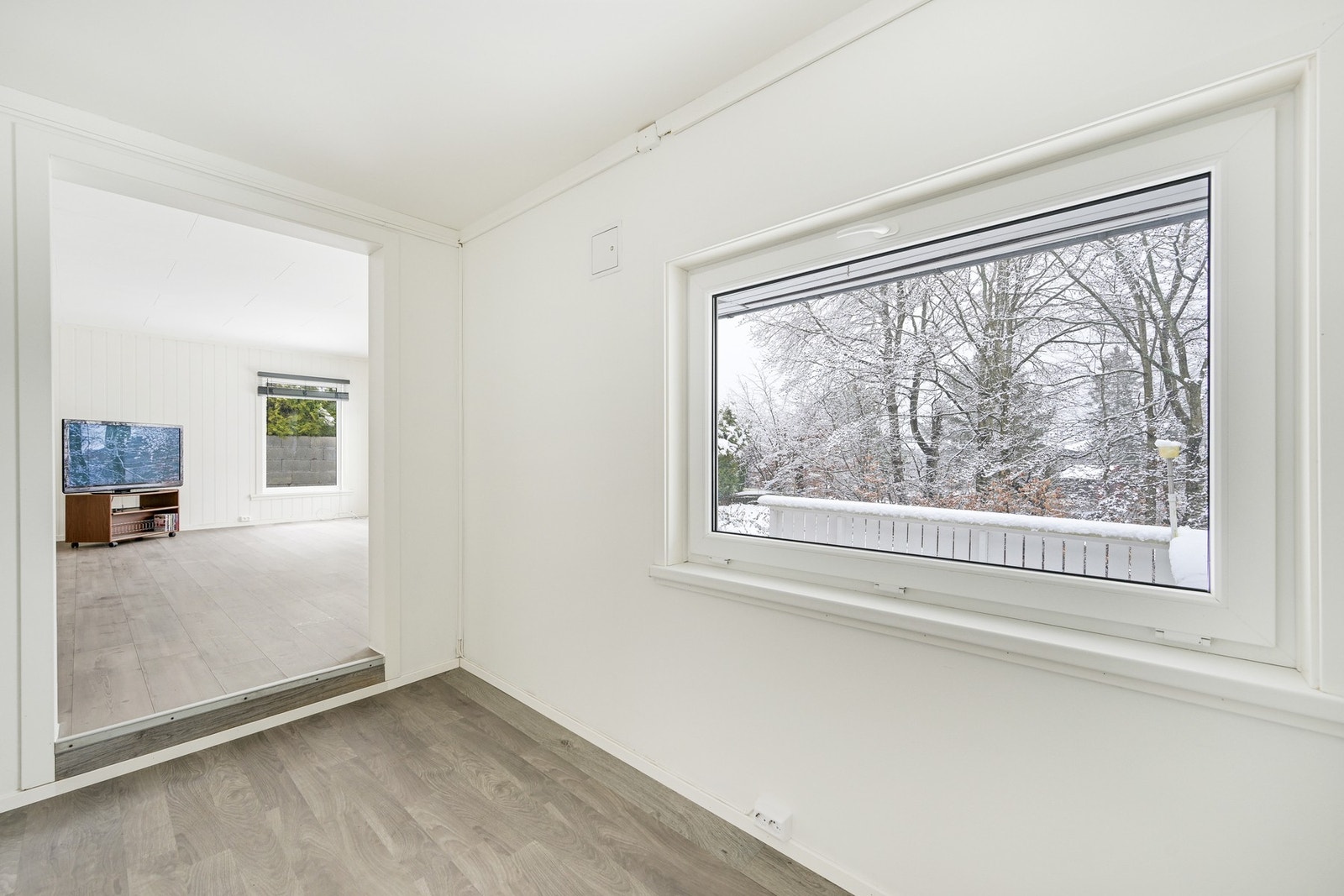 Fra kjøkkenet er det ett trinn opp til stua Galleribilde