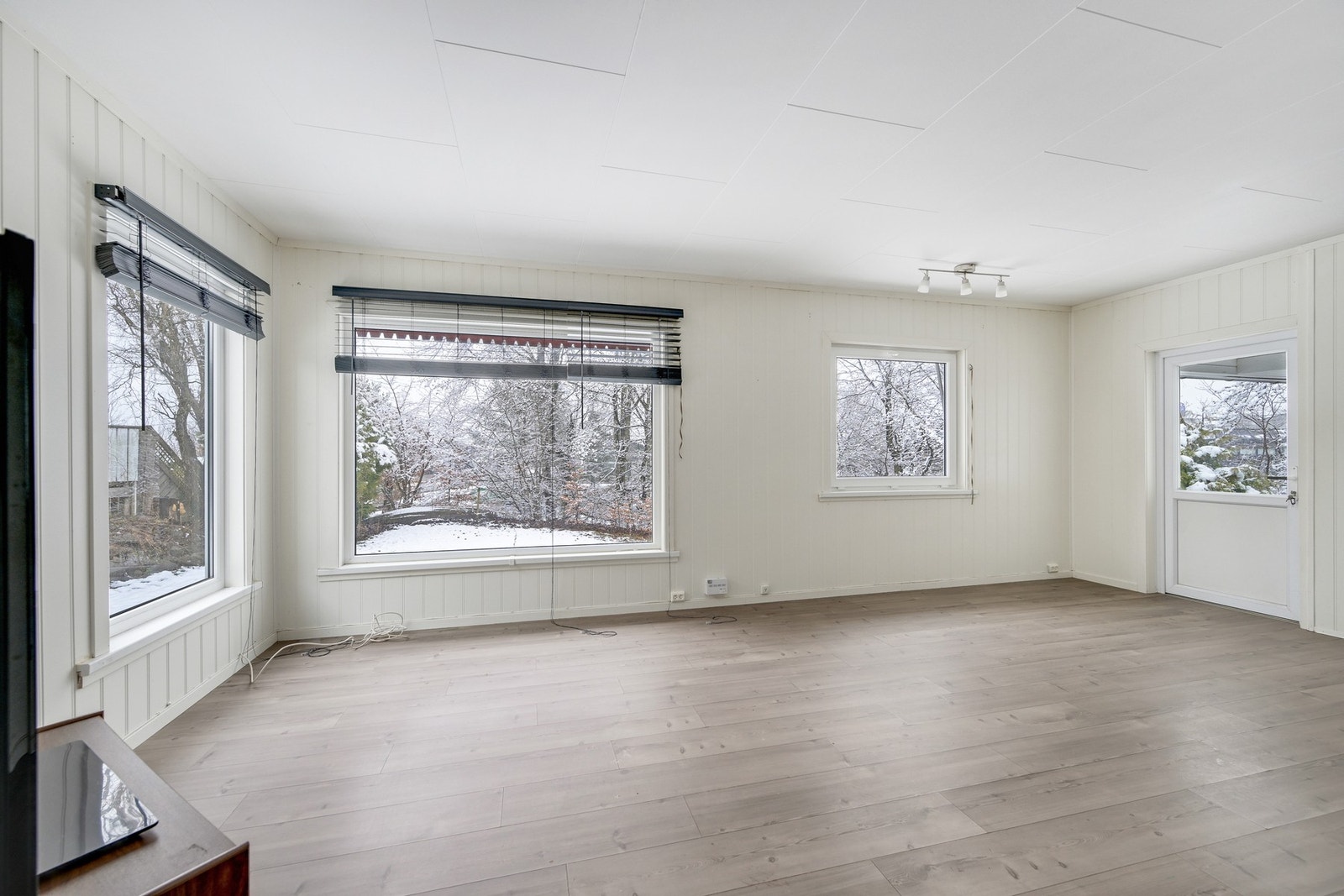 Store vindusflater i stua Galleribilde