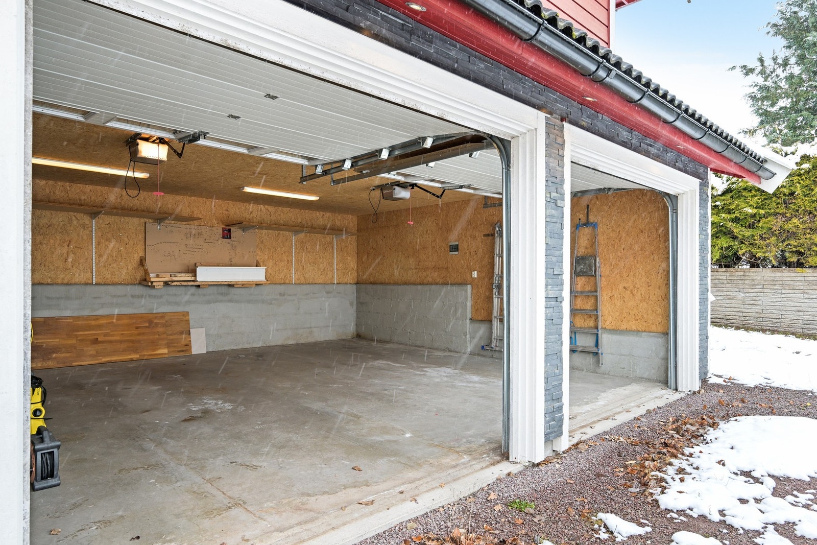 To leddporter og isolert garasje og godt med strøm Galleribilde