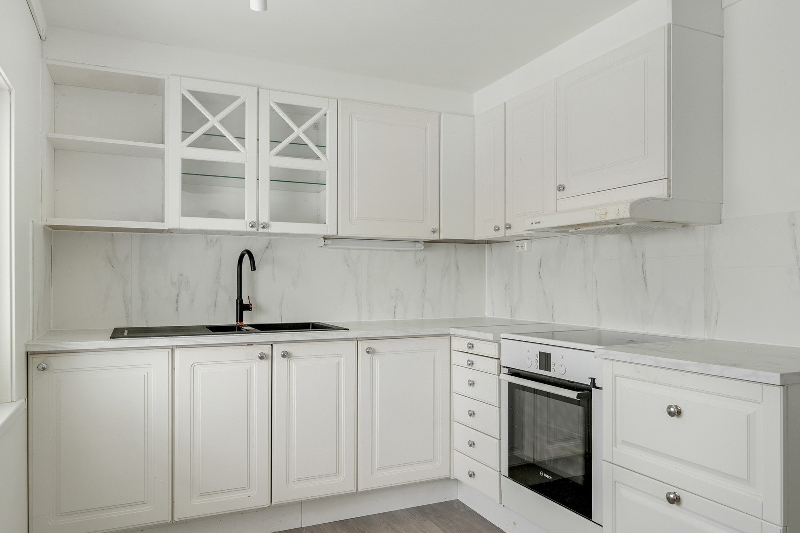 Profilert innredning som er malt opp - det er også skiftet benkeplater Galleribilde