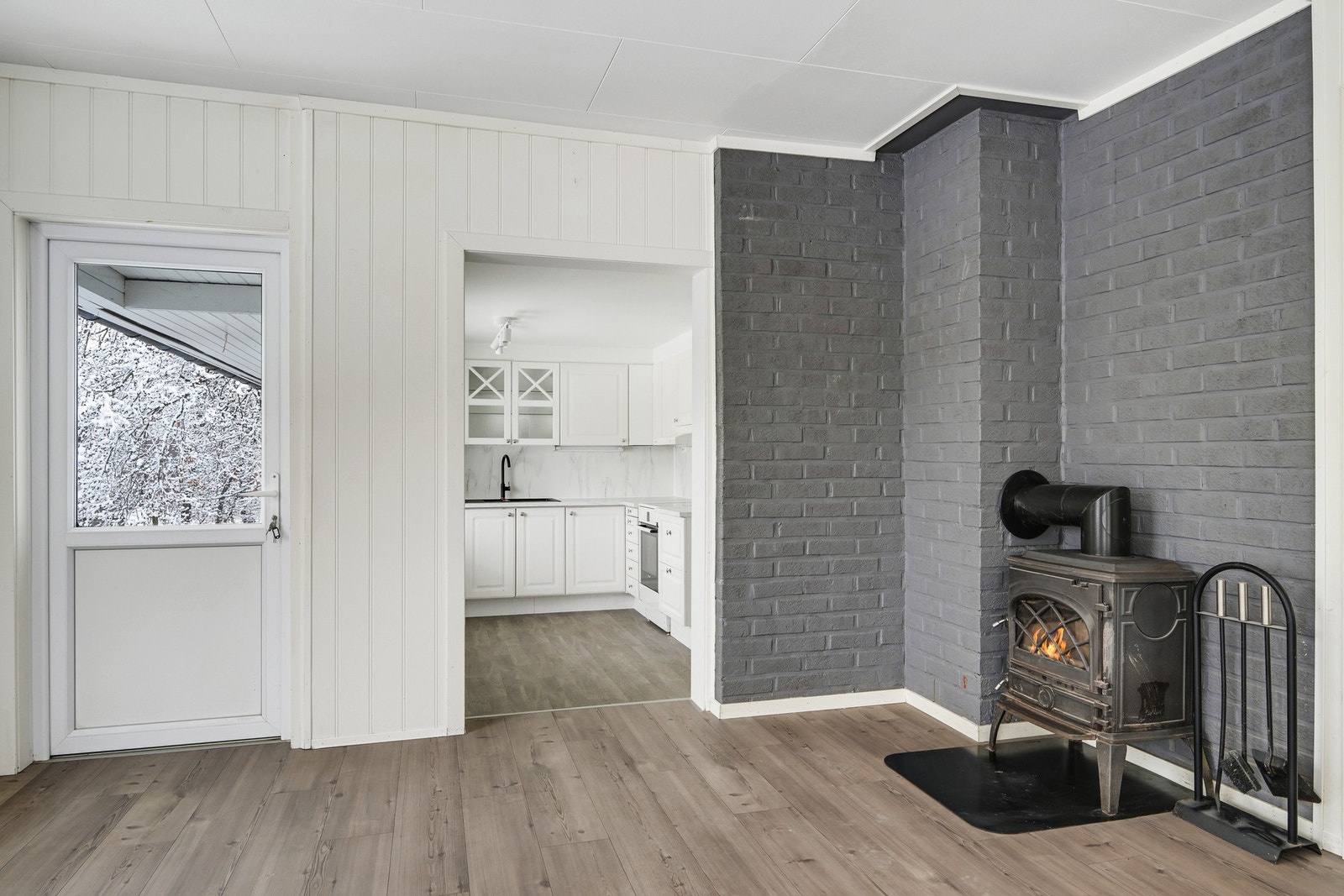 Fra stua er det også utgang til en usjener terrasse Galleribilde