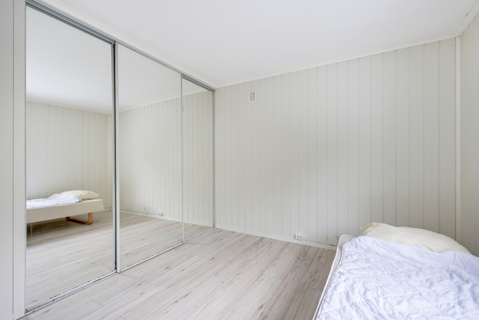 Hovedsoverommet har godt med skapplass Galleribilde