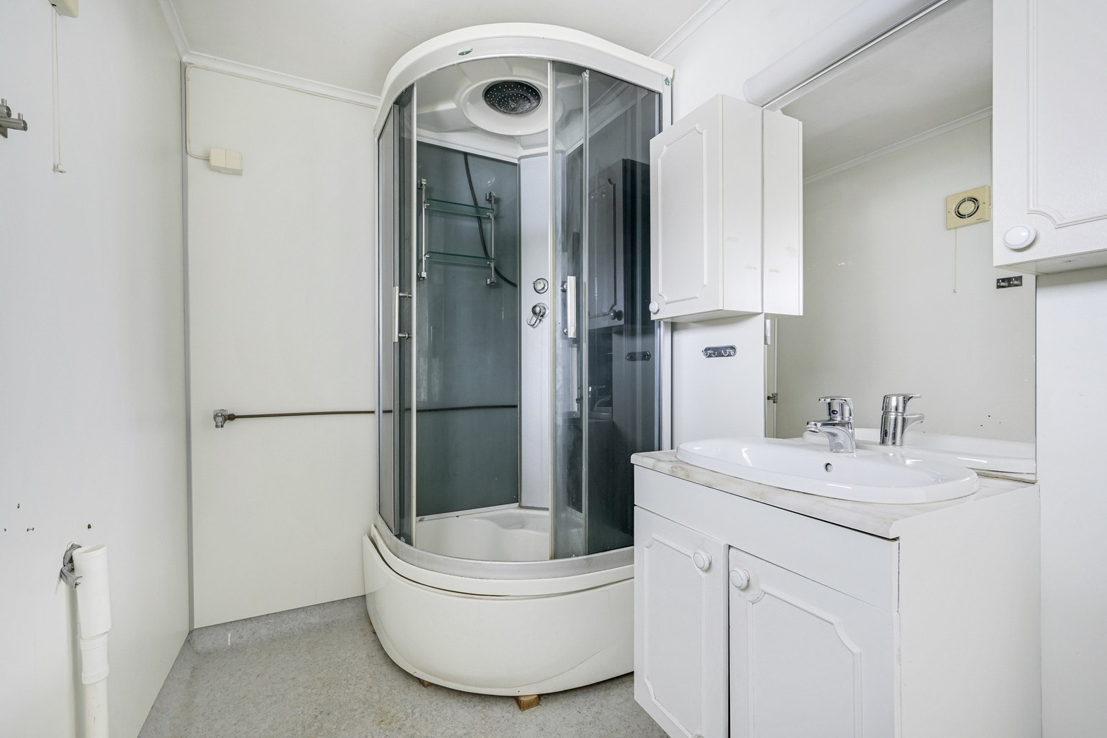 Det er også opplegg for vaskemaskin på badet Galleribilde