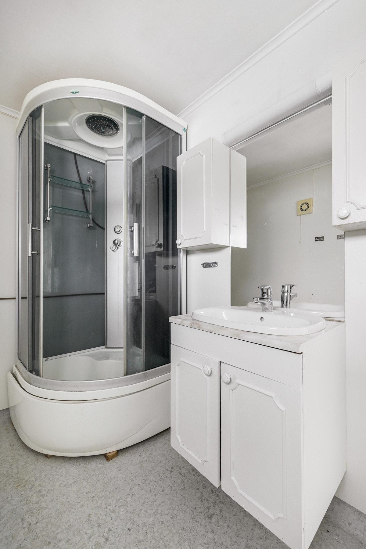 Badet har nyere dusjkabinett Galleribilde