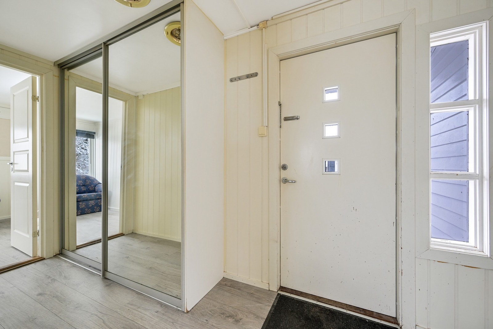 Entre med speil skyvedørsgarderobe Galleribilde