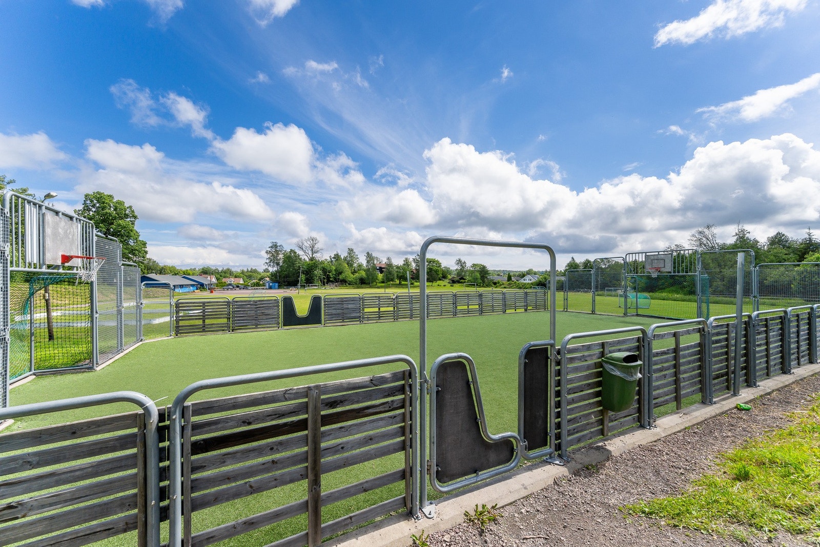 Og ballbinge - lysløypa starter også her ved idrettsanlegget Galleribilde