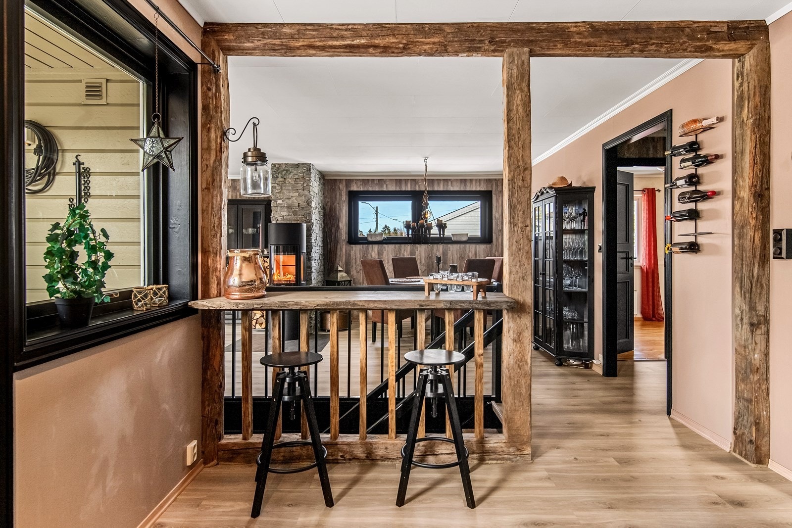 Barløsningen danner et naturlig skille mellom kjøkkenets arbeidsområde og den sosiale sonen. Galleribilde