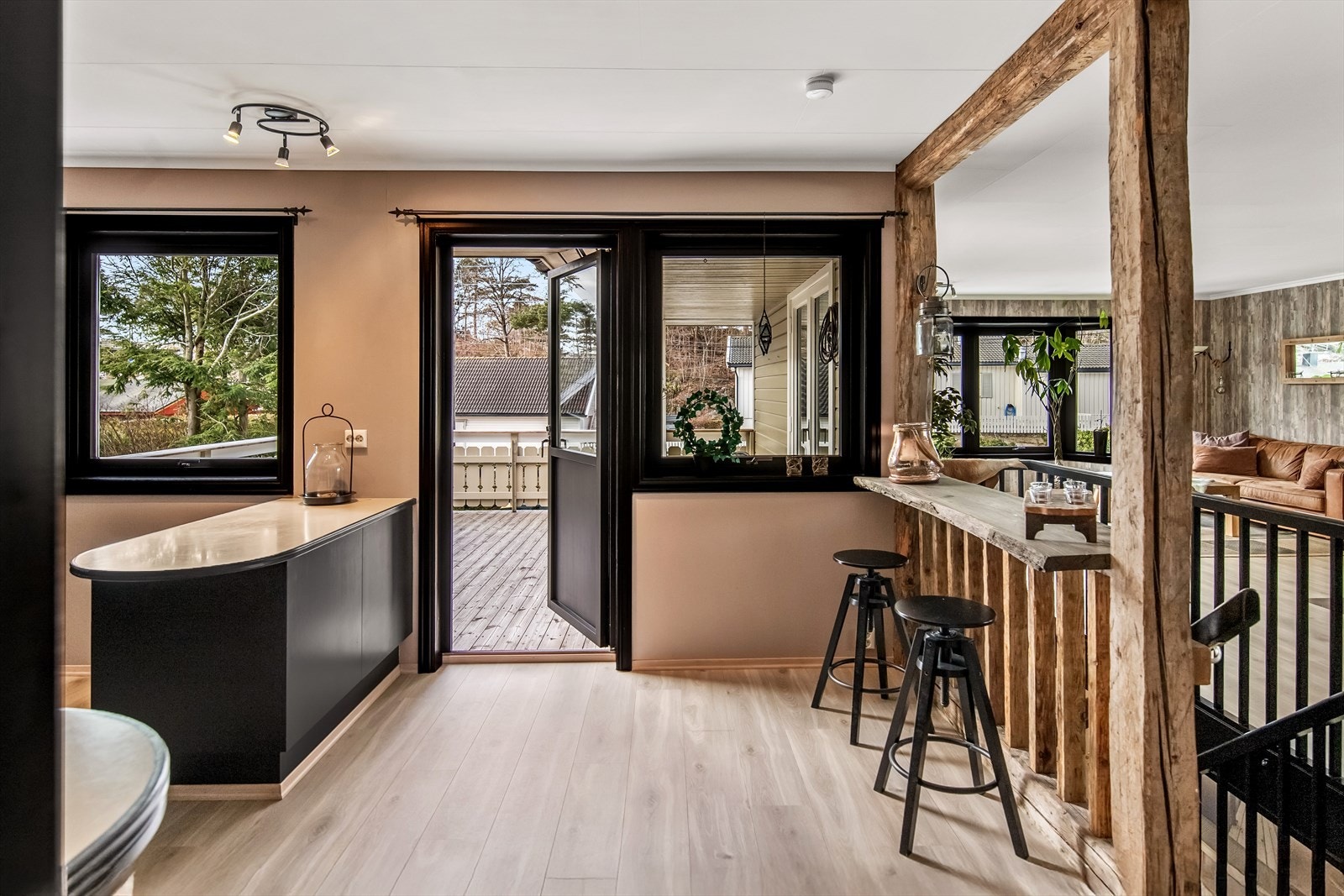 Fra stuen og kjøkkenet i 2. etasje er det utgang til en stor og herlig terrasse. Galleribilde