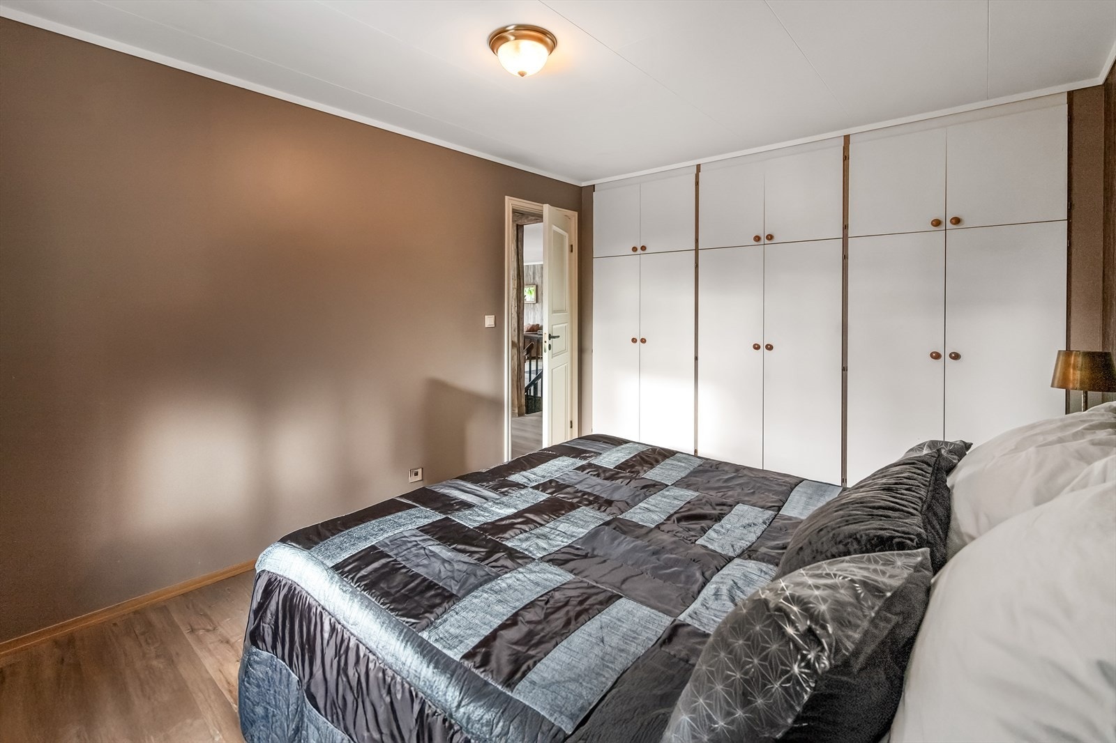 Hovedsoverommet har innebygget garderobeløsning langs en hel vegg, som gir meget godt med oppbevaringsplass. Galleribilde