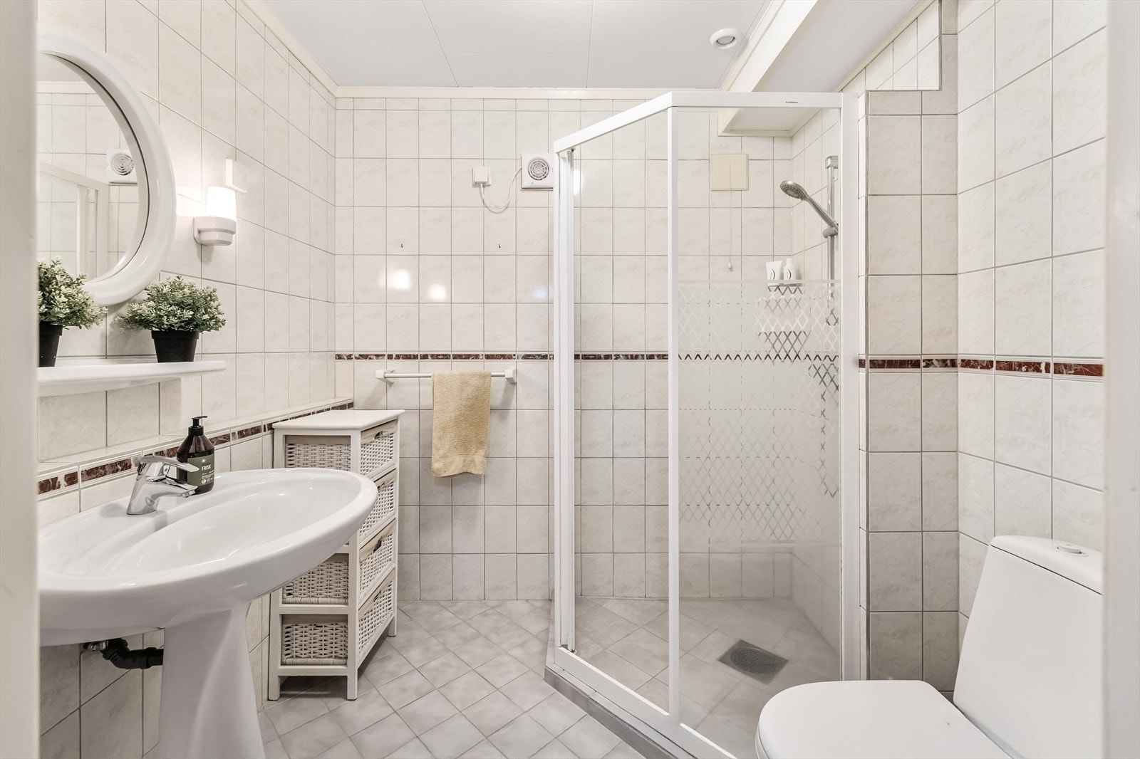 Badet i 1. etasje er praktisk og lyst, og inneholder vask, wc, og et stort dusjhjørne. Galleribilde