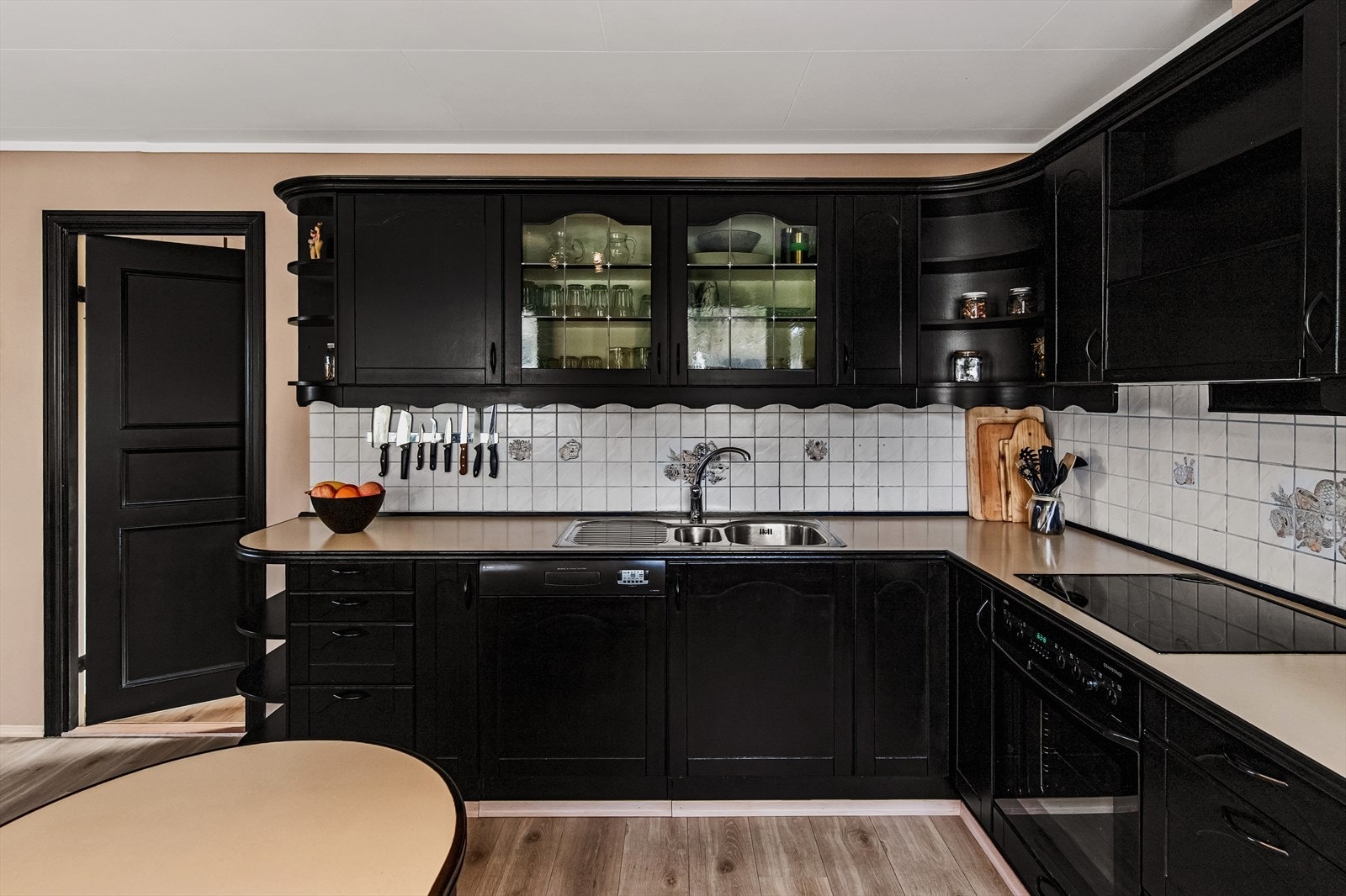 Innredning med overmalte, mørke, profilerte fronter. Galleribilde