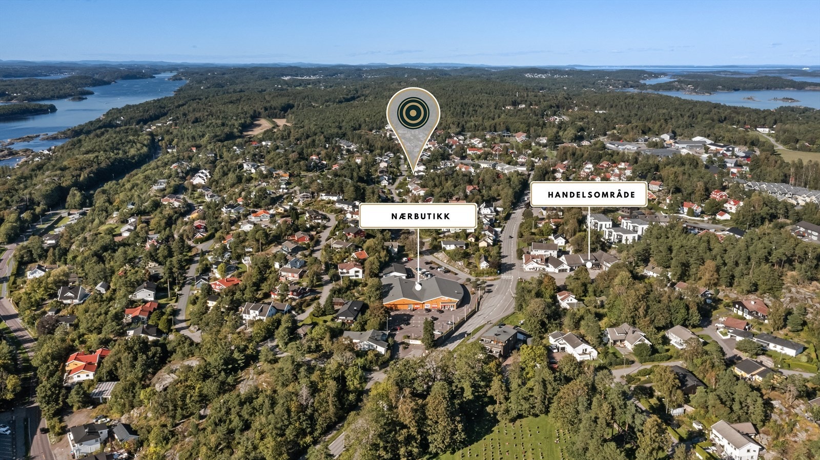 Her har du en romslig familiebolig midt i Tjøme sentrum. Med gangavstand til dagligvareforretninger, cafeer, frisører, apoteker, vinmonopol, bensinstasjon, klesforretninger, legekontor, post i butikk og bibliotek, m.m! Galleribilde