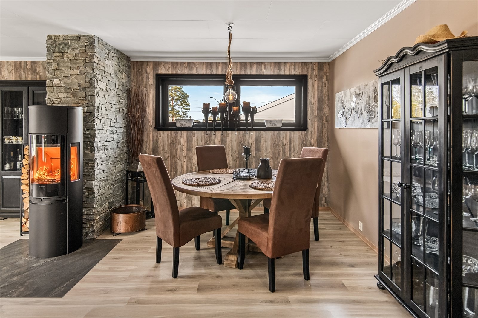 Her er det god plass til både sofa og spisestue, og vedovnen midt i rommet gir god varme på kalde dager. Galleribilde