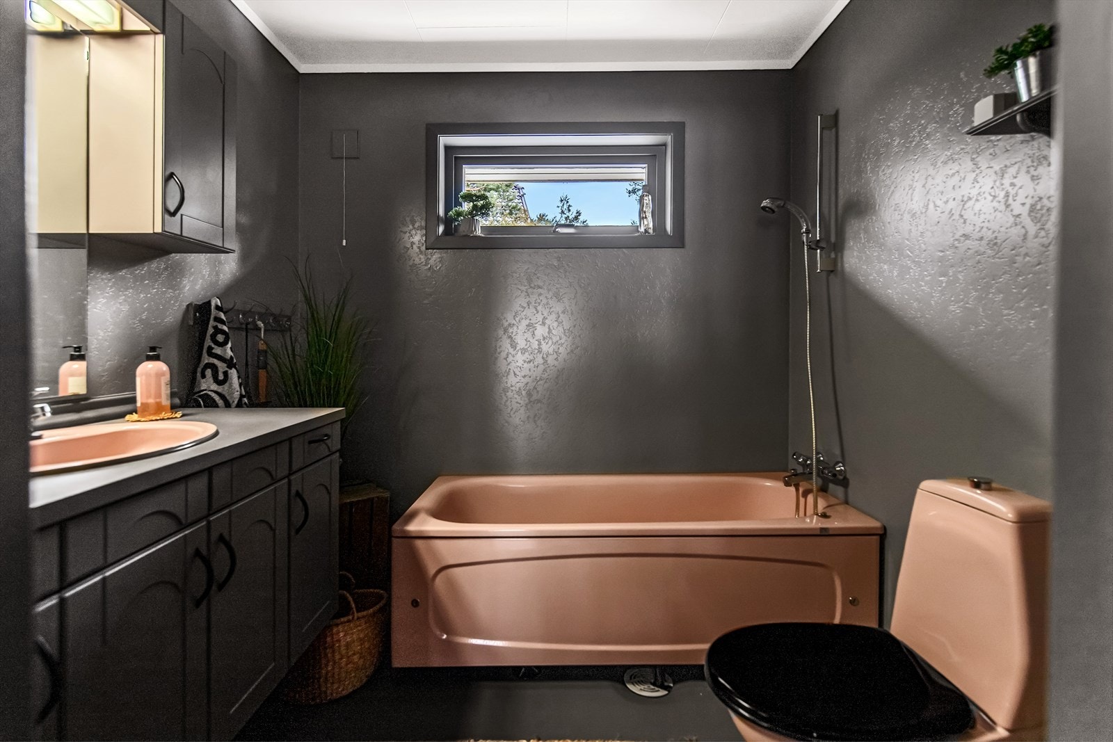 Badet i 2. etasje er innredet med kombinert badekar/dusj, wc og servant bygget inn i møblement med rikelig med oppbevaringsplass. Galleribilde