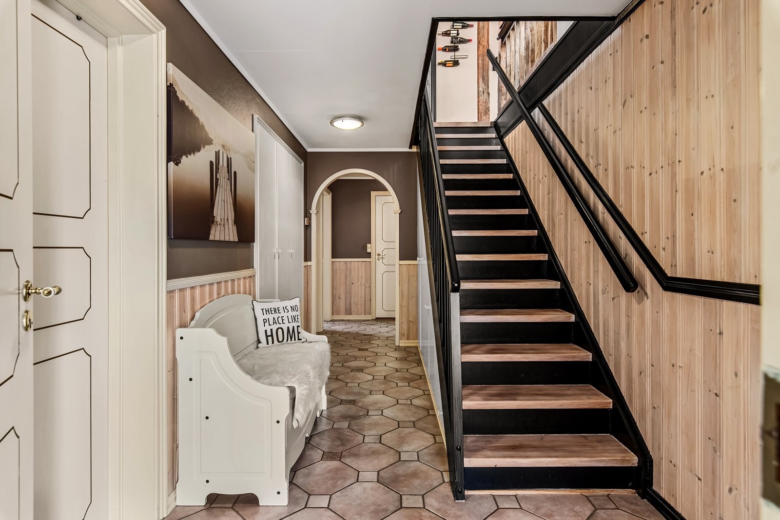 Nesten hele 1. etasje har gulvvarme, noe som gir en lun og behagelig atmosfære. Galleribilde