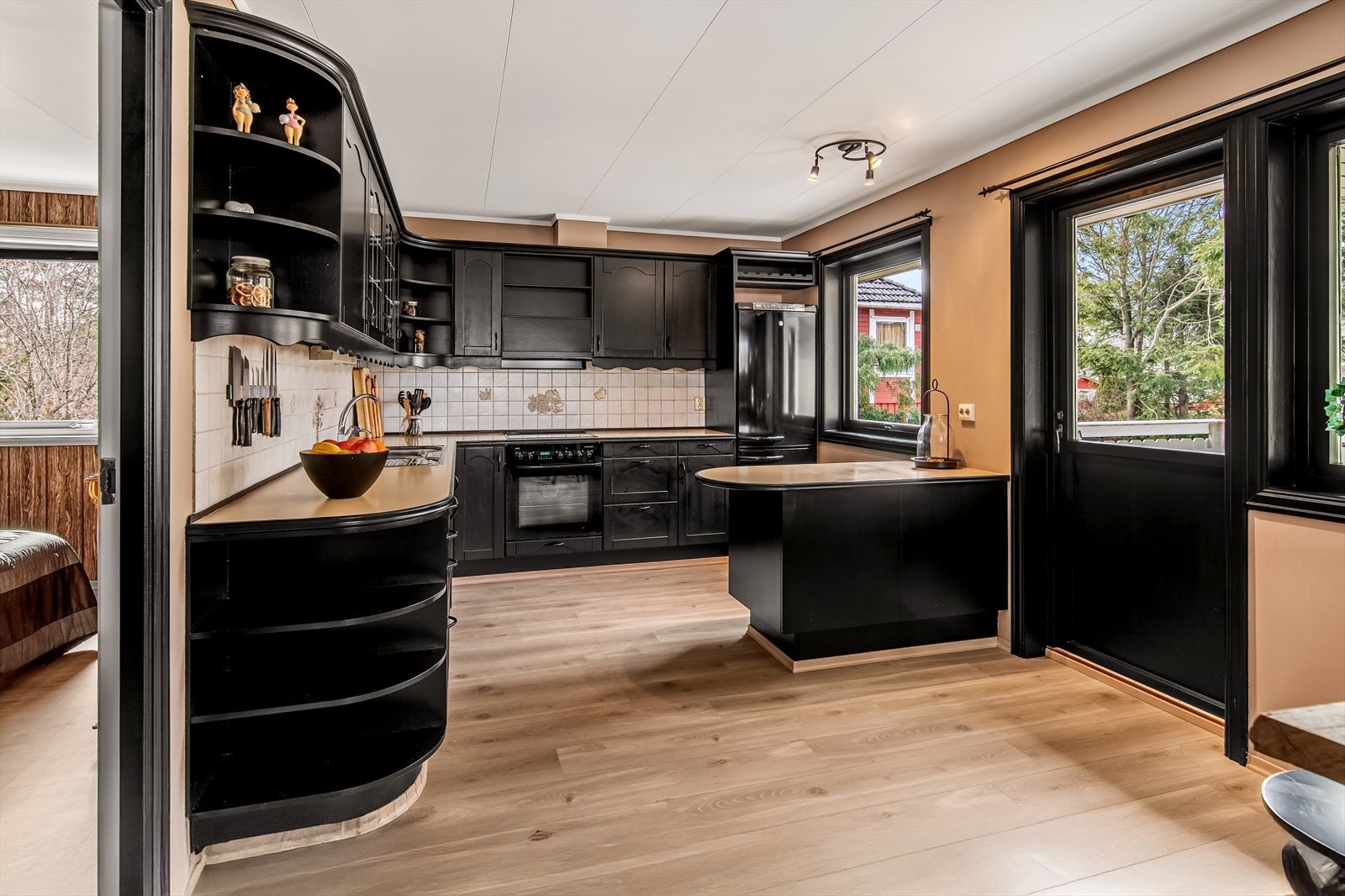 Kjøkken med barløsning åpner opp mot stuen, perfekt for sosiale sammenkomster. Galleribilde