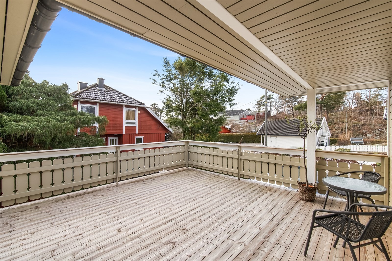 Terrassen er sydvestvendt med gode solforhold, og har god plass til utemøbler, grill og beplantning. Galleribilde