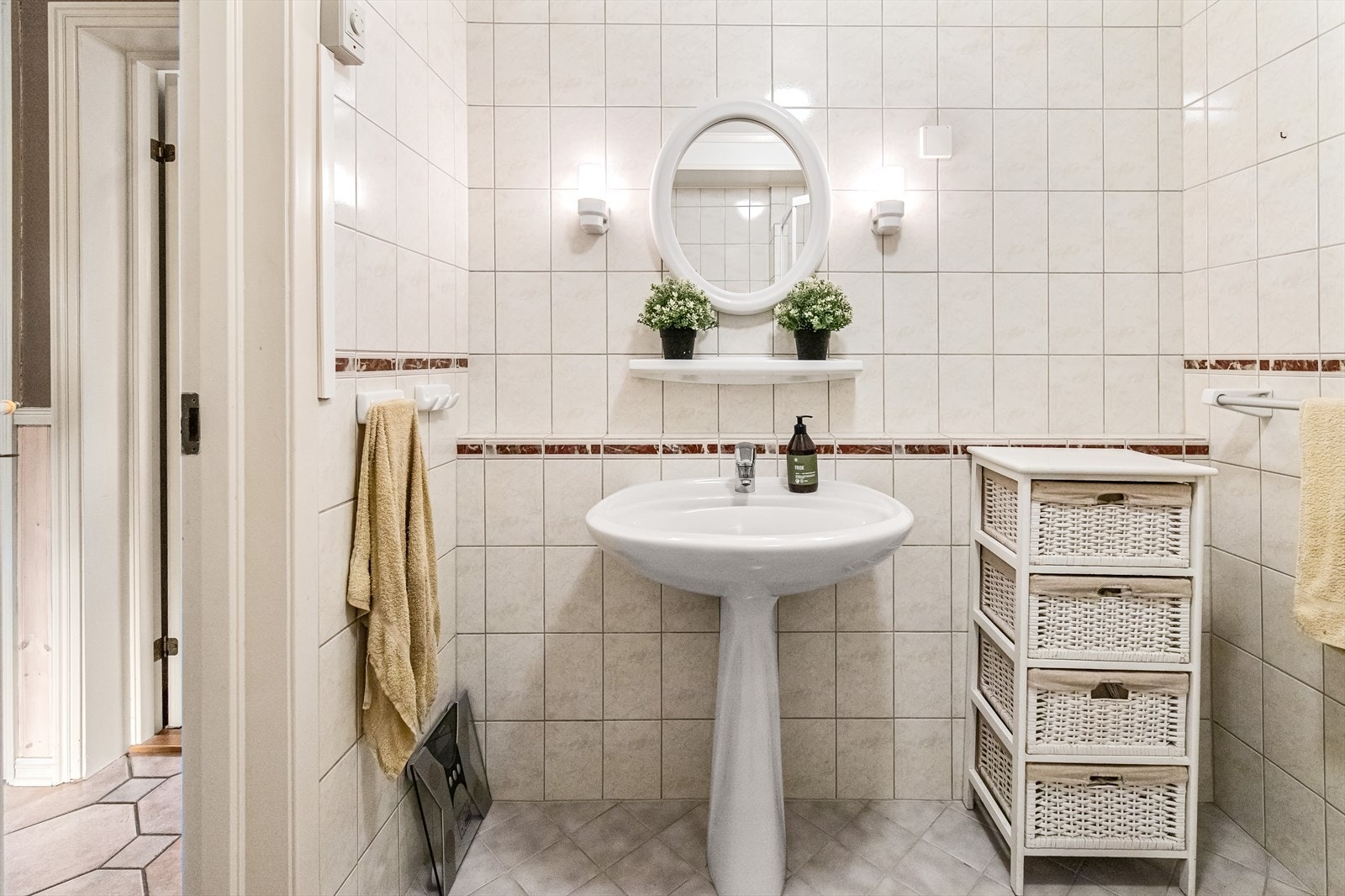 Varmekabler i gulv gjør morgenrutinen til en behagelig opplevelse. Avtrekk både i tak og vegg gir god ventilasjon. Galleribilde