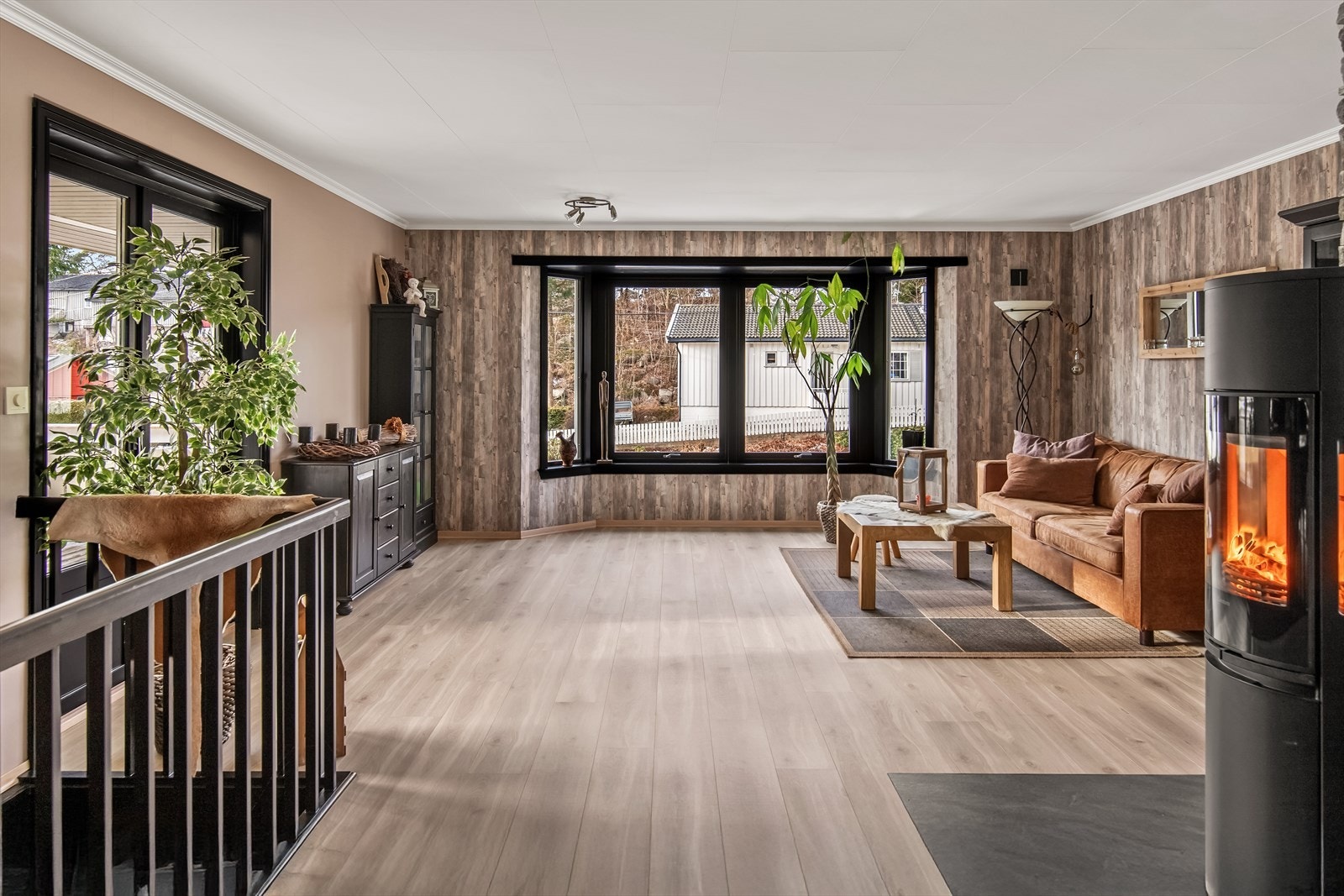 Store vinduer med god utsikt mot hagen, slipper inn mye naturlig lys. Fra stuen er det utgang til en stor og herlig terrasse med gode solforhold. Galleribilde