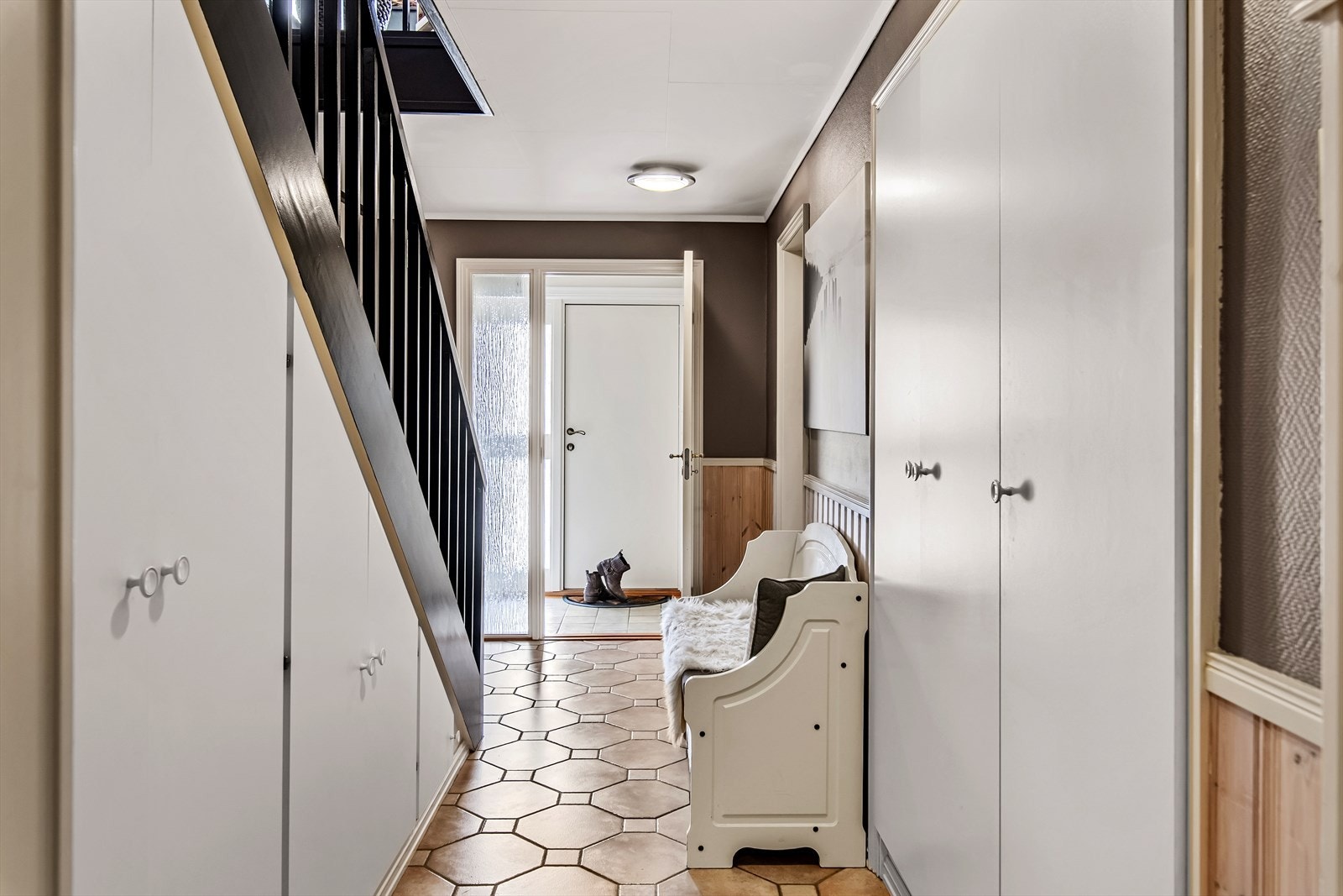 I hallen finner du også garderobeløsning, perfekt for oppbevaring av ytterjakker, i tillegg til oppbevaring under trappene, som viser til den gode utnyttelsen av hele boligen. Galleribilde