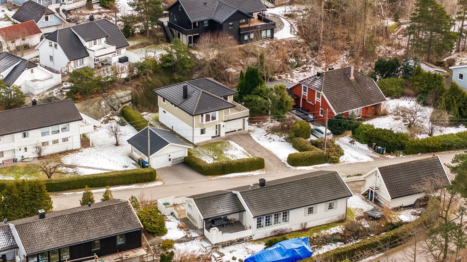 Midt i hjertet av Tjøme, i en rolig blindvei, finner du Korsholmveien 18, en velholdt enebolig over to plan, perfekt for familier eller de som ønsker god plass. Galleribilde