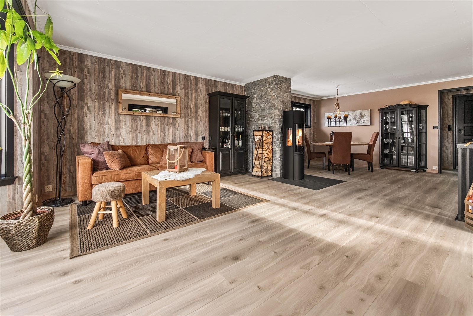 Stuen er lys og romslig. Galleribilde