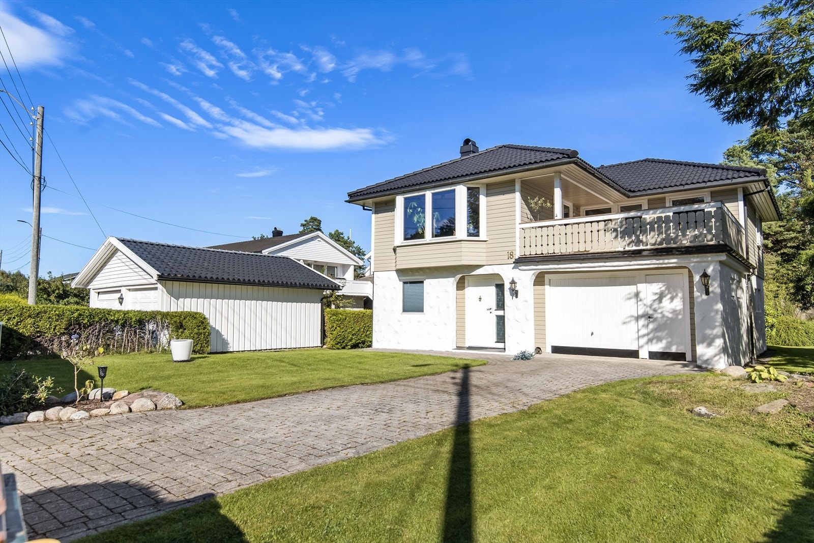 Uteområdet byr på idylliske omgivelser som skaper den perfekte rammen for rolige dager og sosiale sammenkomster. Galleribilde